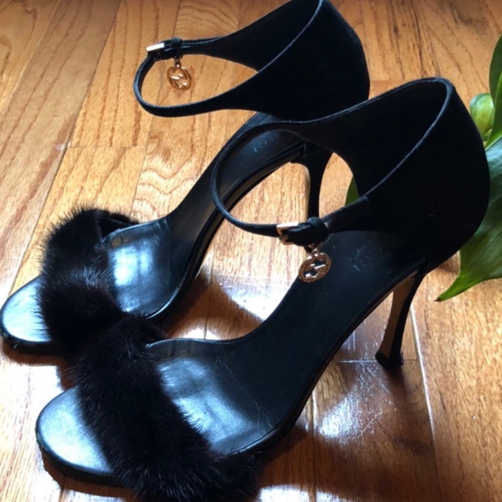ISO DO NOT BUY GUCCI HEELS
